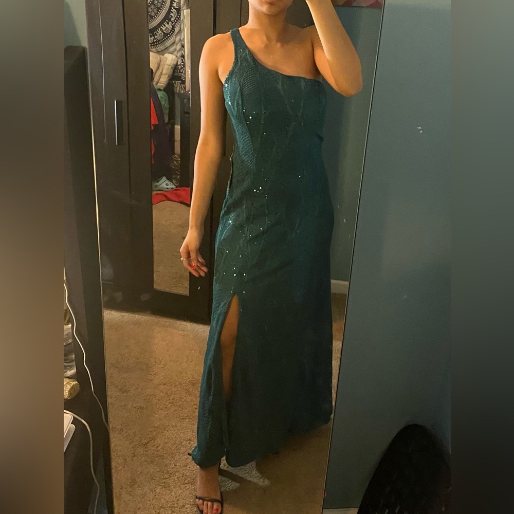 Size: 8 Emerald Green VENUS Long Gown